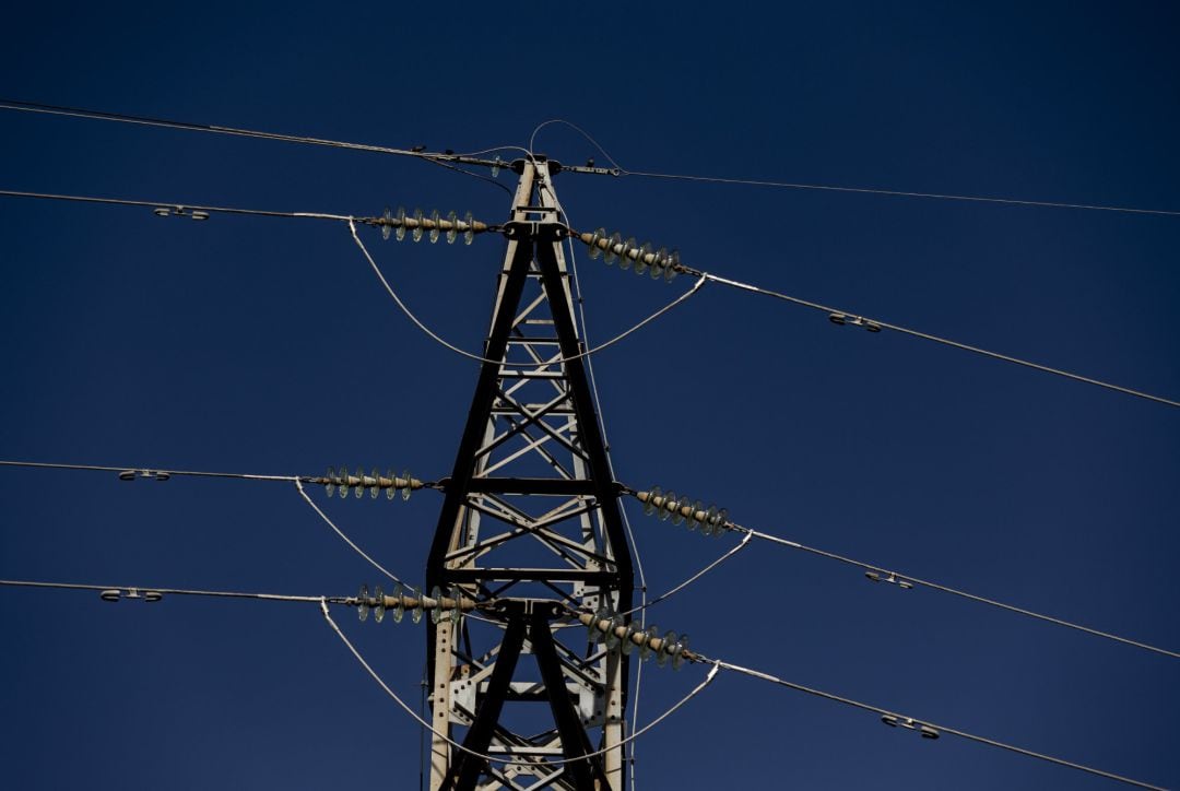 Imagen de archivo de una torre eléctrica en Madrid.