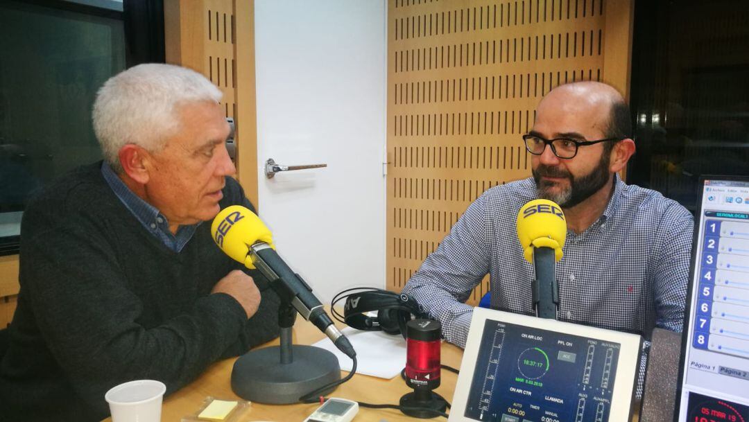 El Dr. José Martínez con Pablo Guzmán, jefe del servicio de Urología del hospital Reina Sofía 