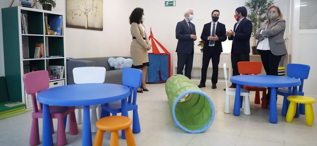 El alcalde y el vicealcalde de Sanse junto al consejero Javier Luengo