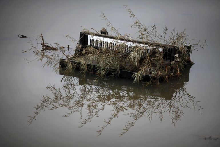 Un piano sumergido en el agua