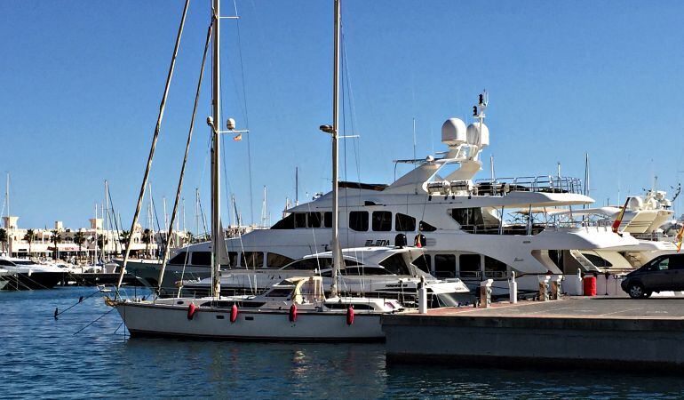 El yate Elena, amarrado en el Puerto de Alicante