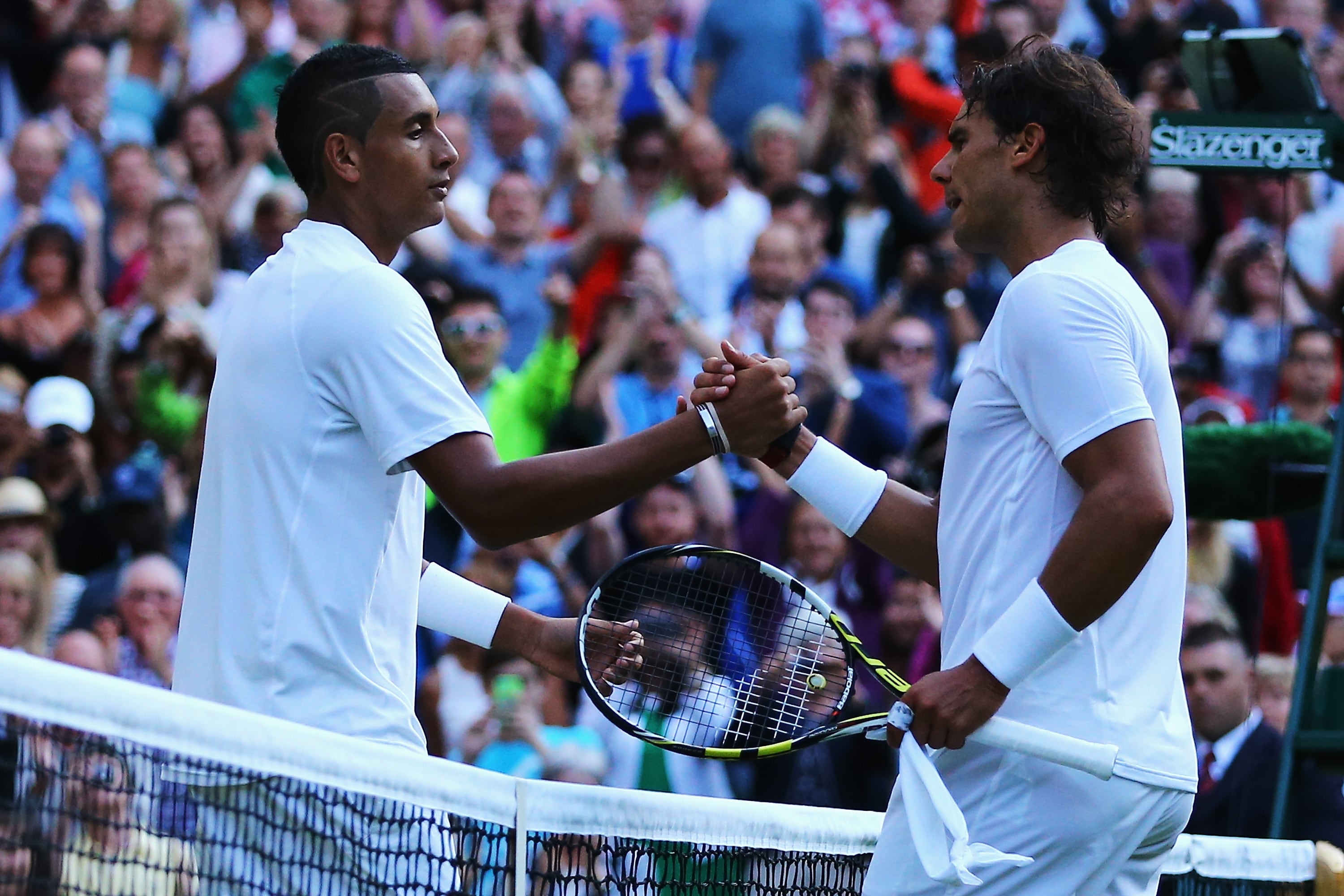 Kyrgios y Nadal se saludan después de la victoria del australiano sobre el español en Wimbledon, en 2014.