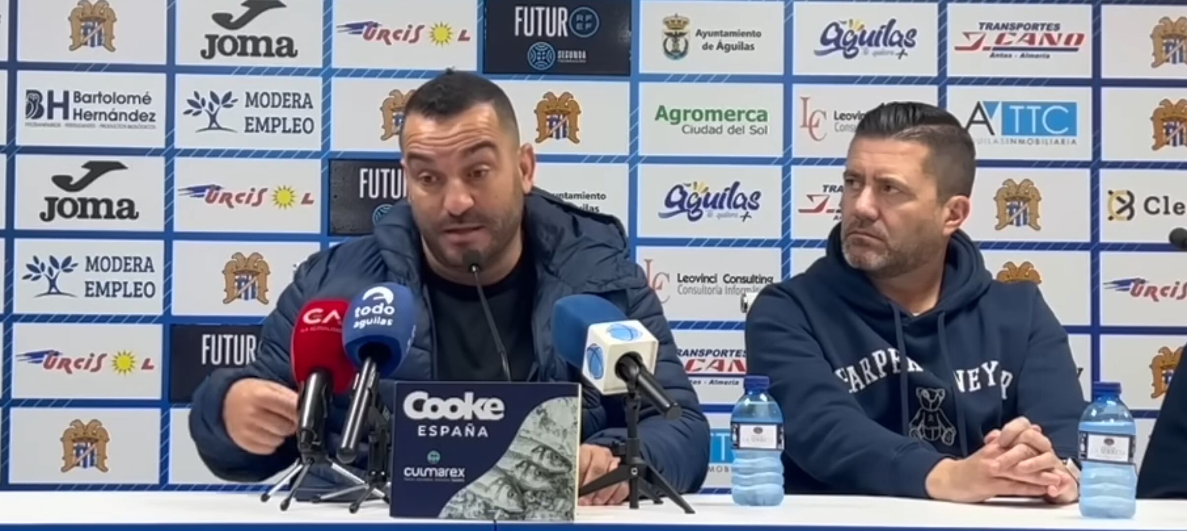 Adrián Hernández y Pedro Reverte en una rueda de prensa en El Rubial