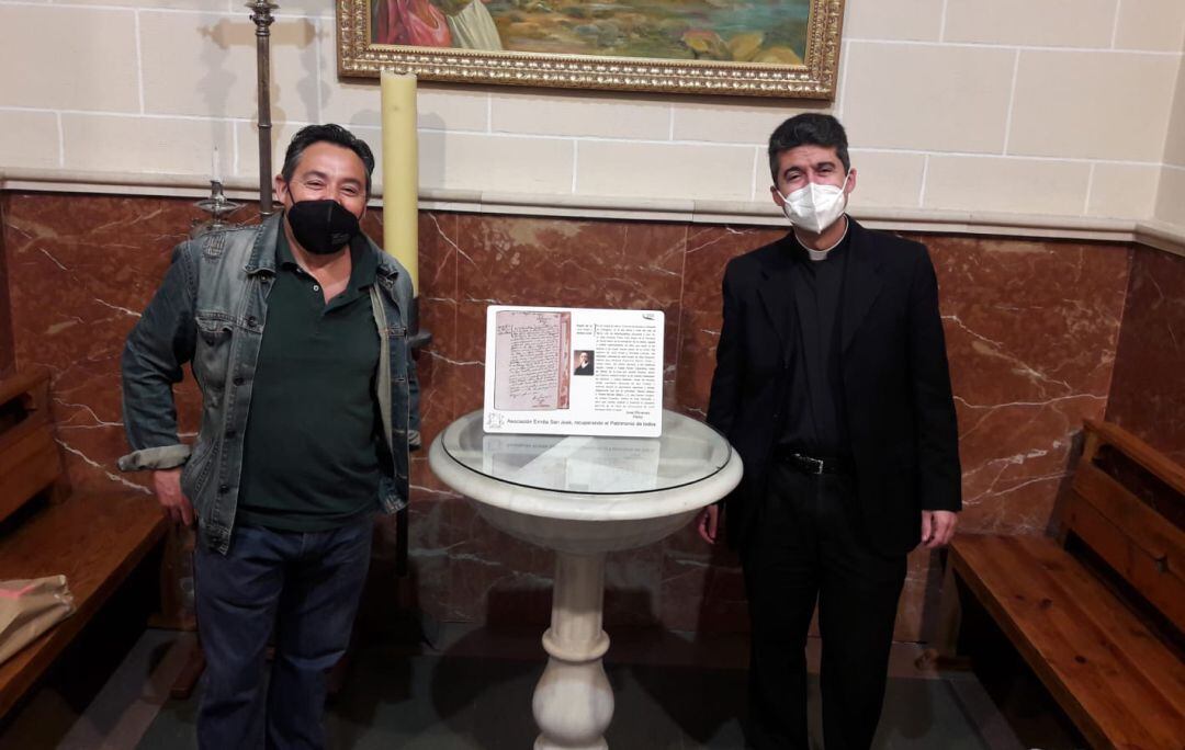 Alan Brotons de la Asociación Ermita de San José junto a D. Cristóbal Moreno párroco de Santa María.