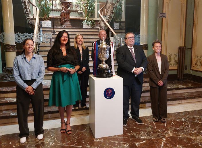 Vicky Losada y Amanda Sampedro junto a las autoridades en la llegada de la Copa de la Reina a Huesca