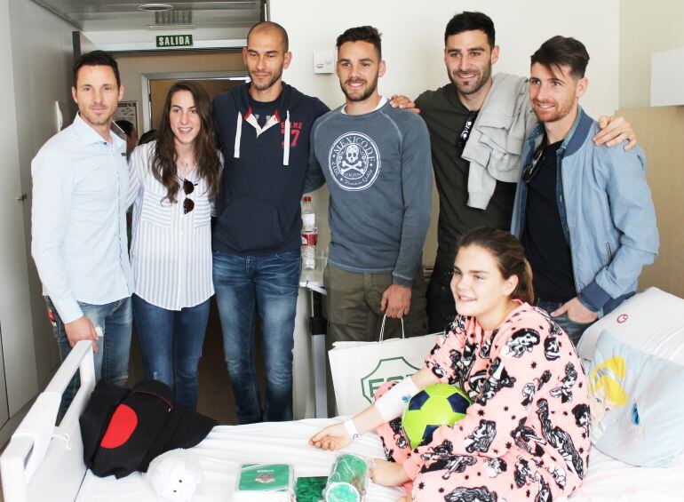Una representación del Elche CF ha llevado regalos a los menores hospitalizados