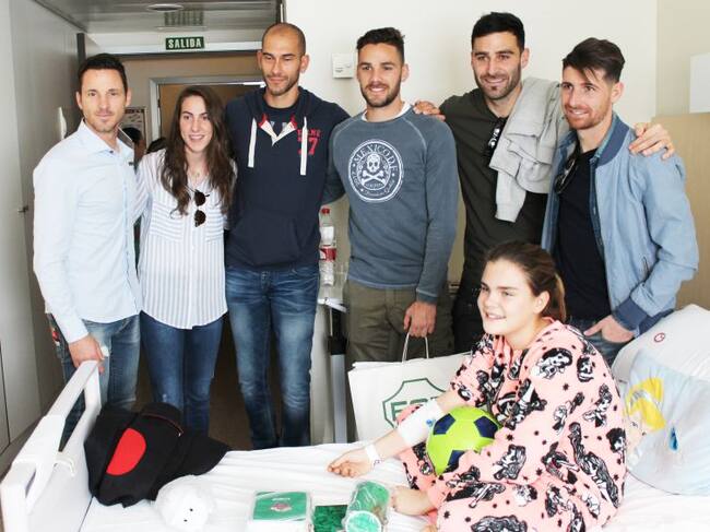 Una representación del Elche CF ha llevado regalos a los menores hospitalizados