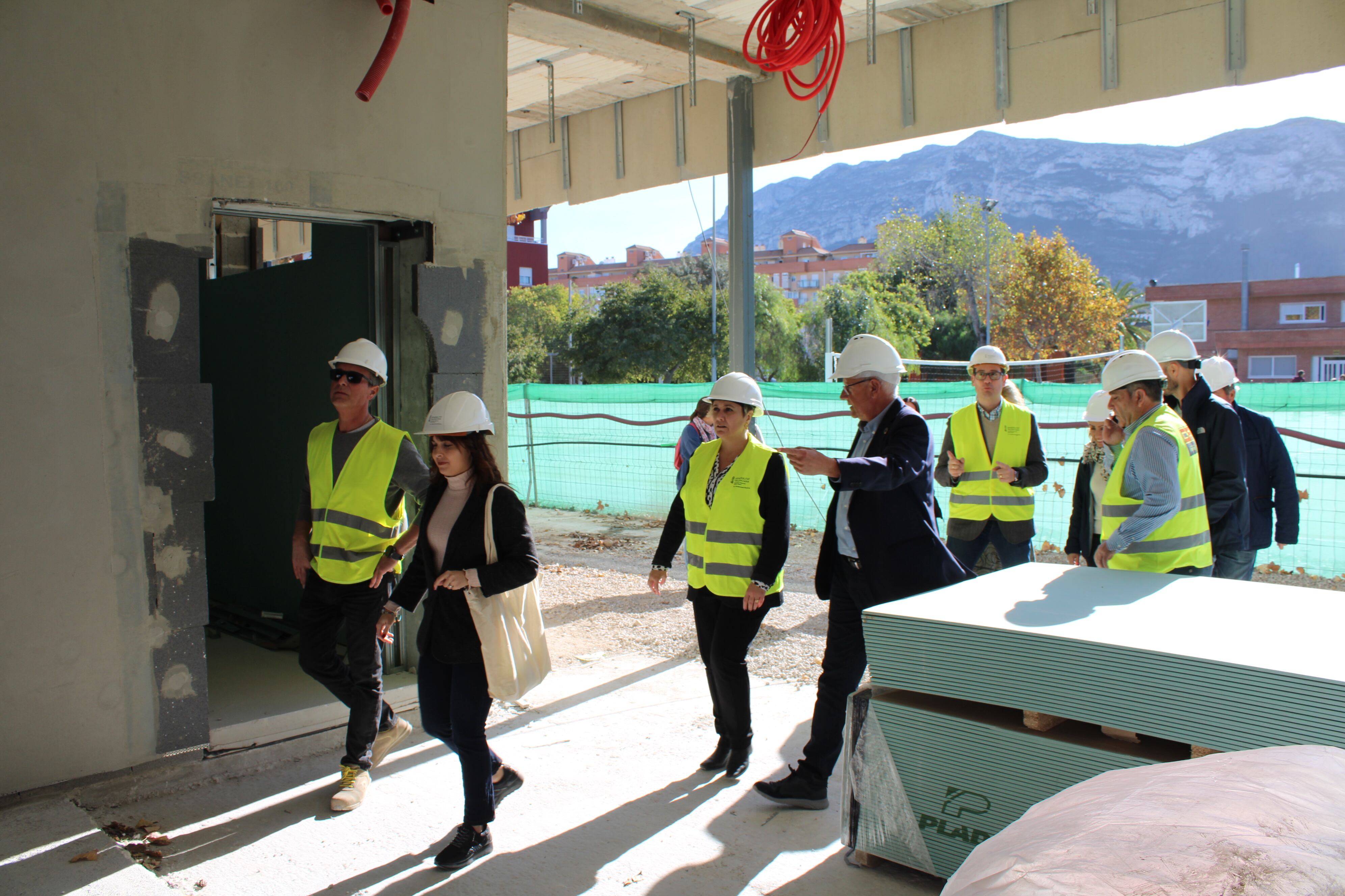 Visita de la consellera de Educación a las obras en el CEIP Pou de la Muntanya de Dénia.