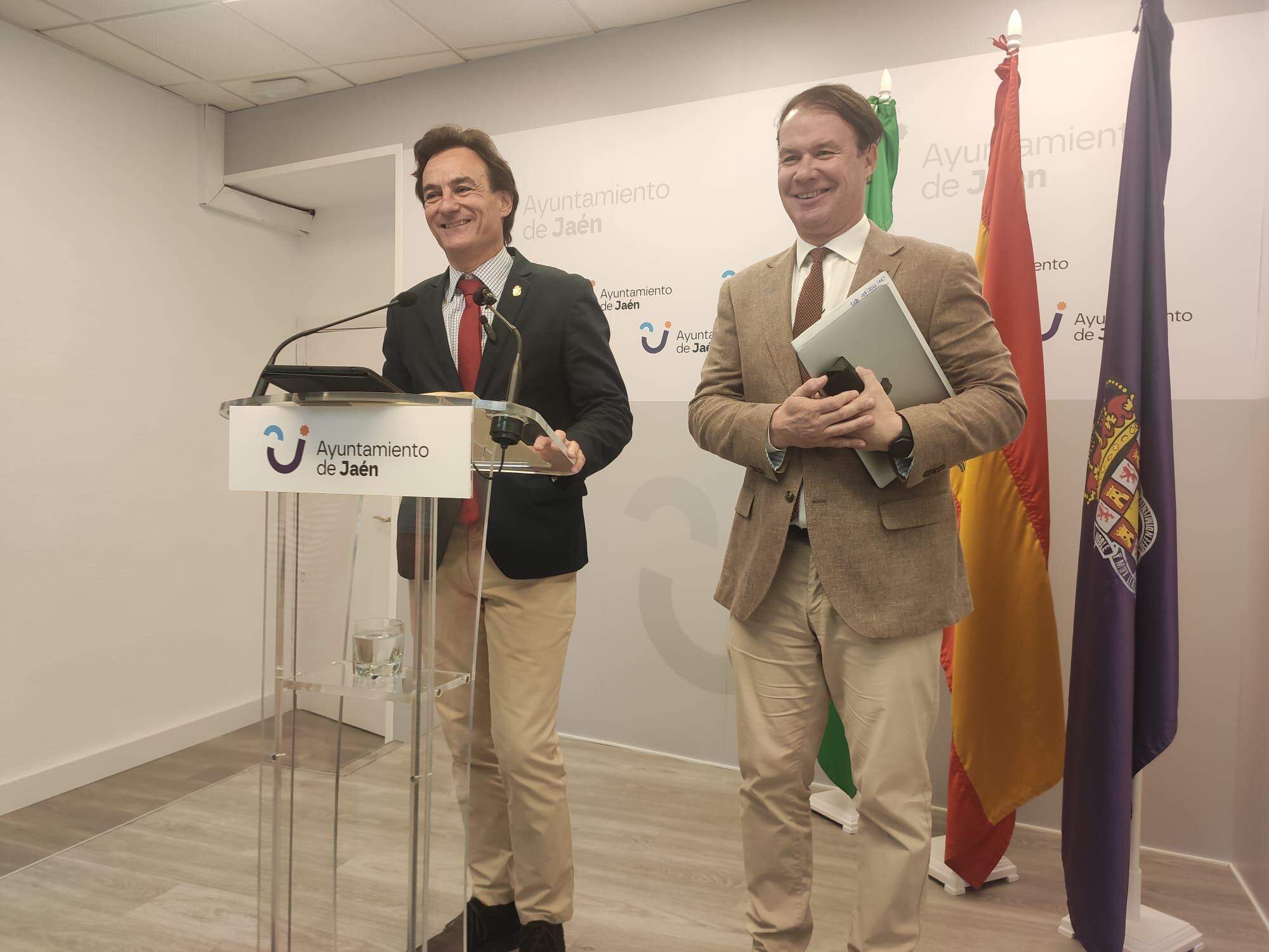 El alcalde de Jaén, Agustín González (PP), junto al primer teniente de alcalde, Manuel Carlos Vallejo (JM+) durante una rueda de prensa