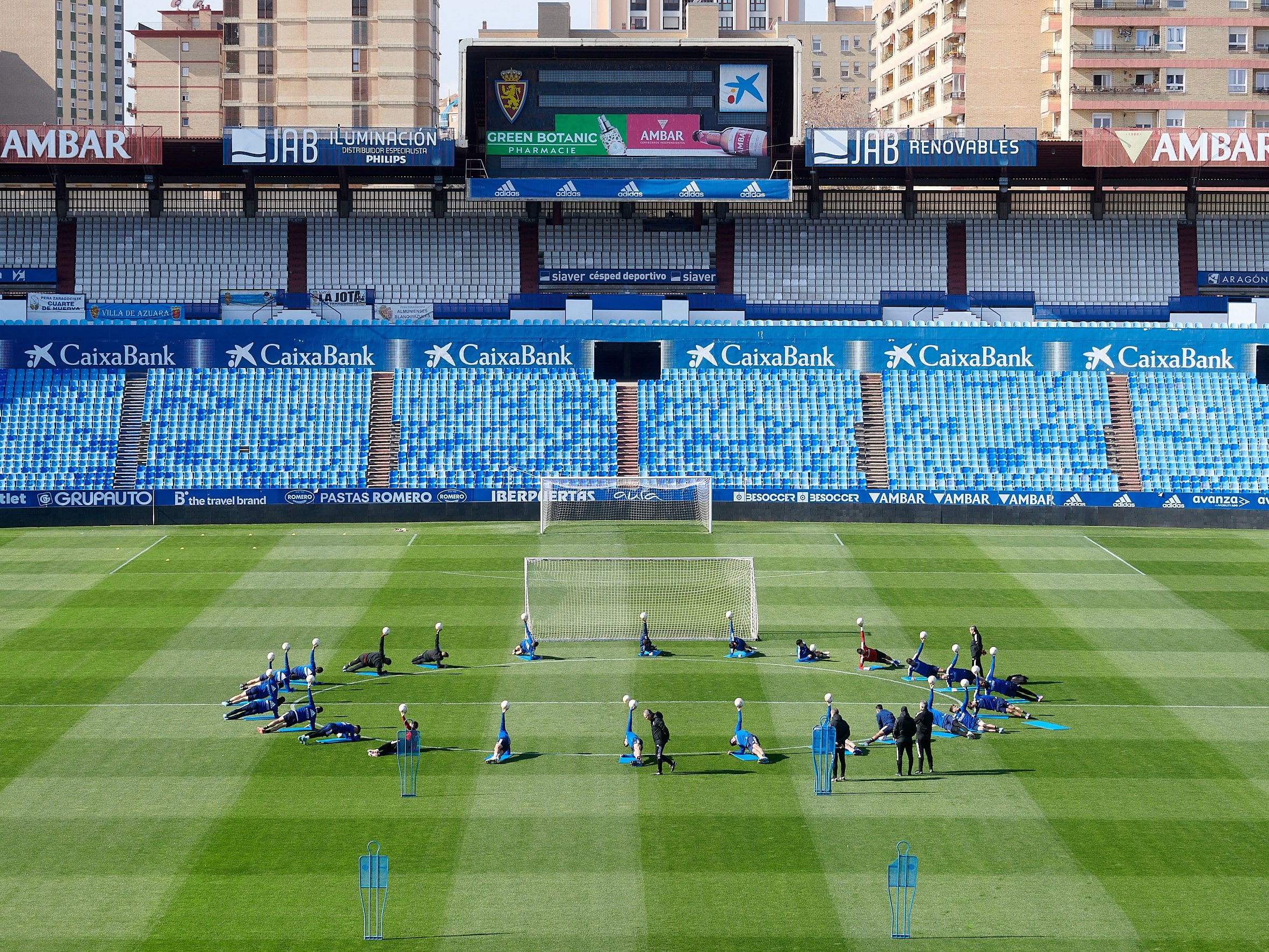 La plantilla del Real Zaragoza, en un entrenamiento sobre el césped de La Romareda