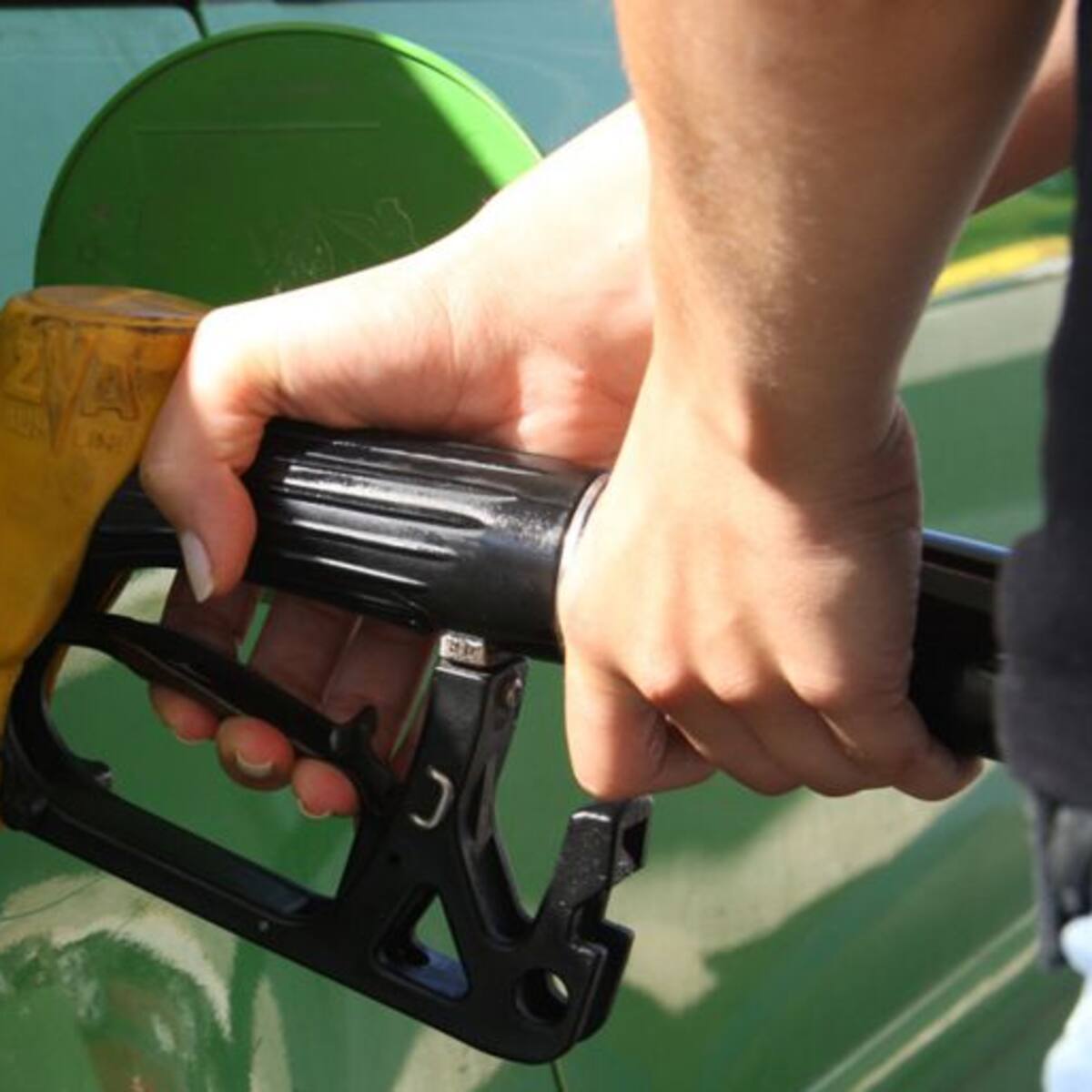 Coches aparcados con el depósito vacío y repostajes de 5 y 10 euros, consecuencias de la subida de carburantes