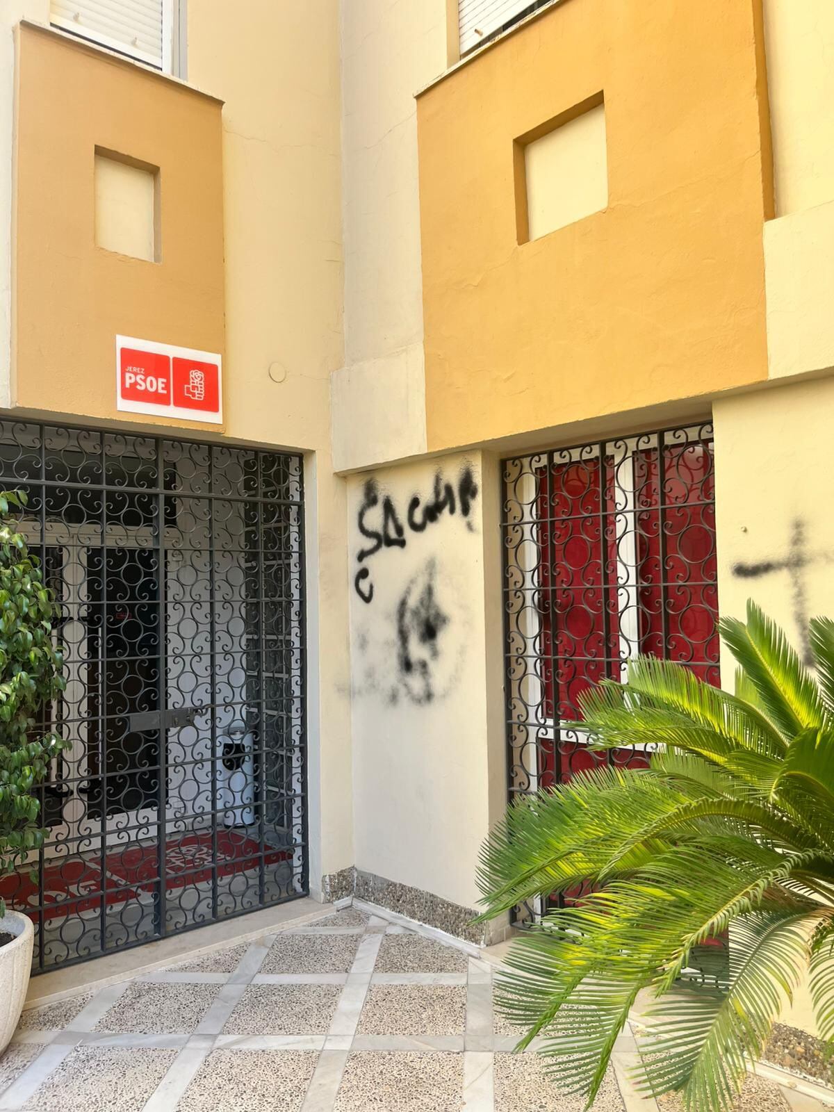Pintadas en la sede del PSOE de Jerez