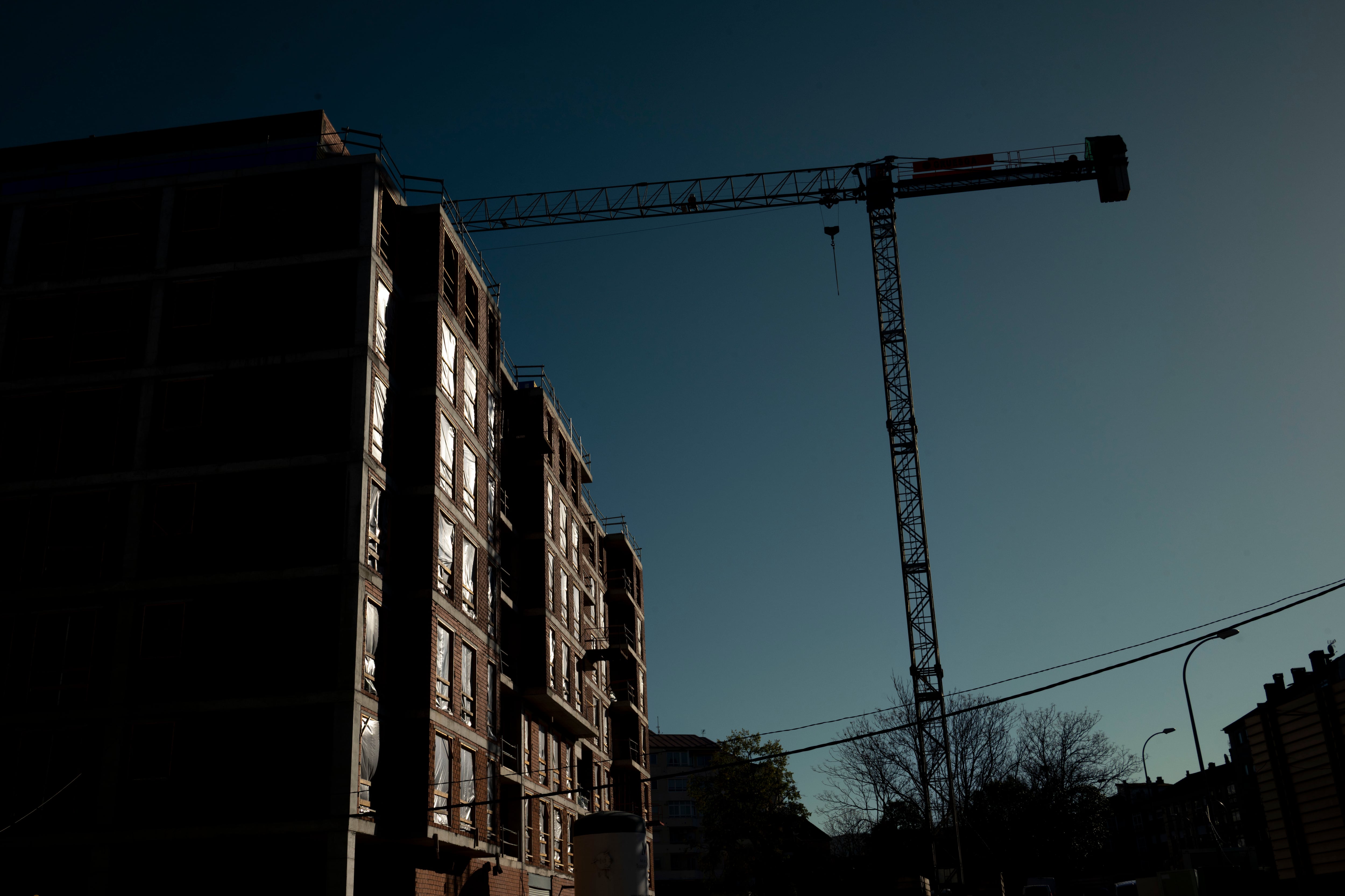 OURENSE (ESPAÑA), 27/03/2026.- Vista de un bloque de viviendas en construcción este viernes en Ourense. EFE/Brais Lorenzo