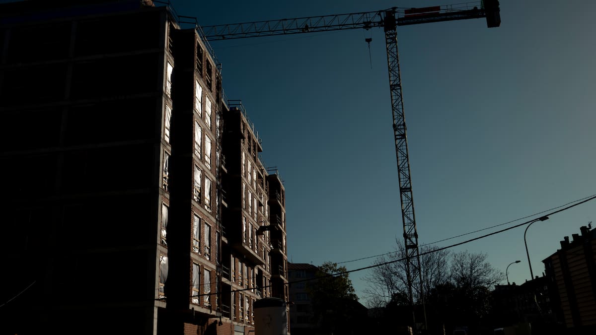 Comprar una casa en España exige ya ocho años de sueldo íntegro