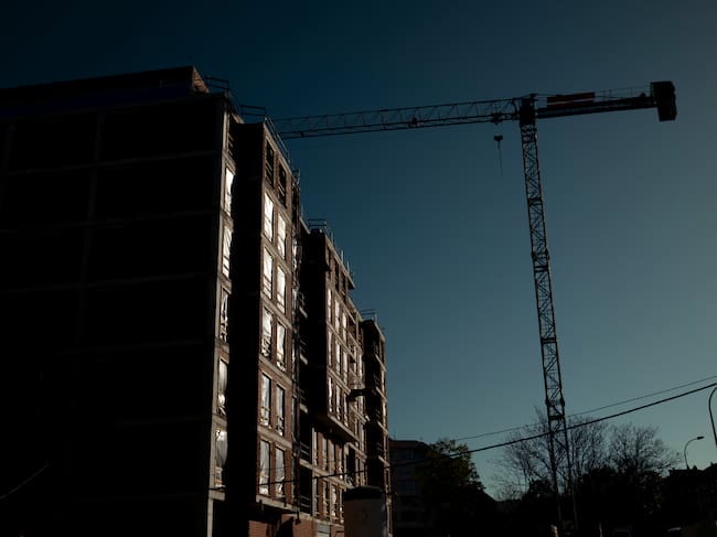 OURENSE (ESPAÑA), 27/03/2026.- Vista de un bloque de viviendas en construcción este viernes en Ourense. EFE/Brais Lorenzo