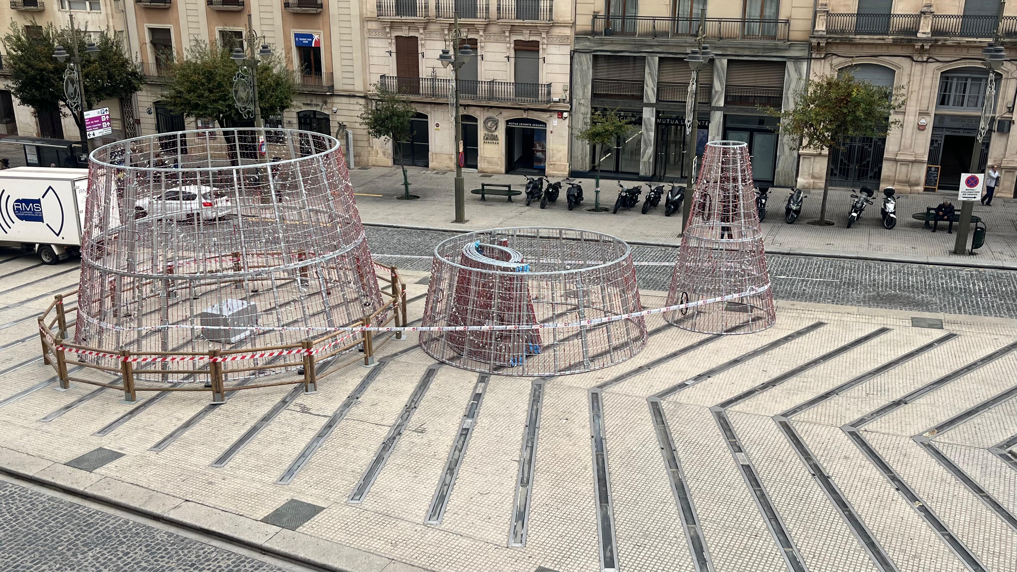 Montaje del árbol de Navidad en la plaza de España de Alcoy