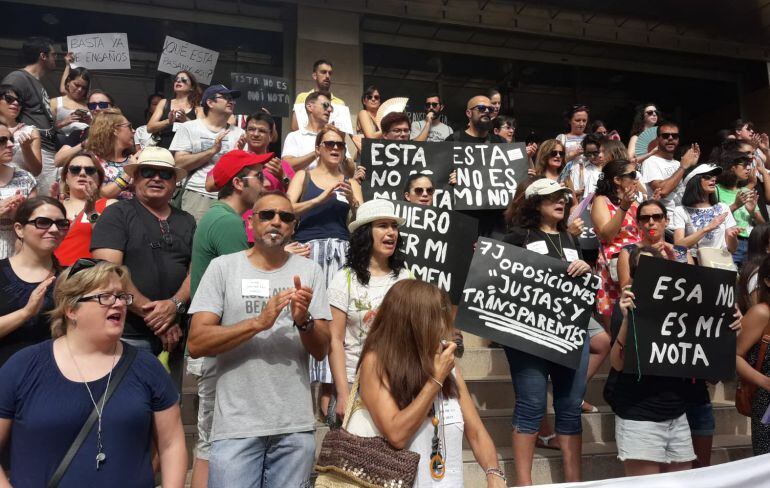 Opositores protestan a las puertas de la Consejería de Educación