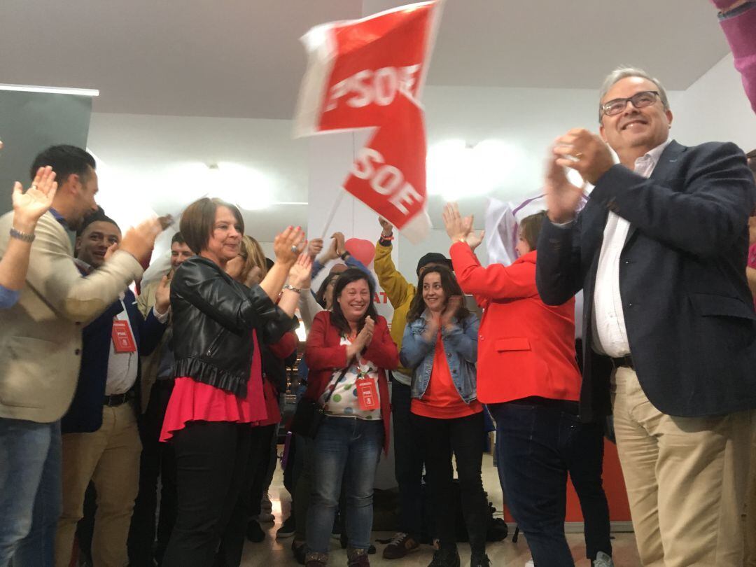 Los representantes del PSOE celebrando el resultado electoral