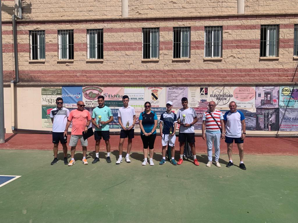 Foto de familia con los ganadores de las categorías cadete y absoluta, con la alcaldesa, M ª Teresa García y representantes del club