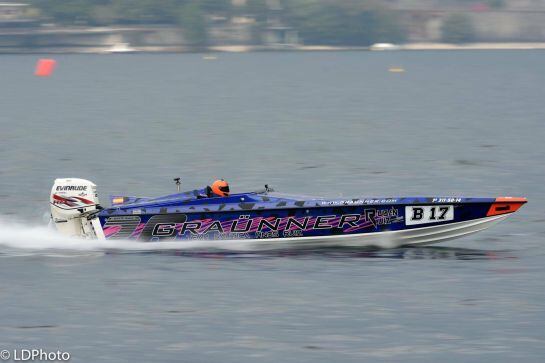 El Campeón del Mundo Rubén Ruíz pilotando su embarcación en el lago Como, Italia.