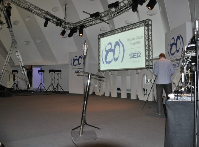 Los técnicos de la Cadena SER comprobando que todo está listo para el 80 aniversario de Radio Club