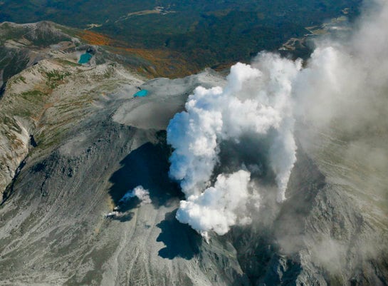 El humo volcánico se eleva desde el Monte Ontake que entró en erupción el sábado