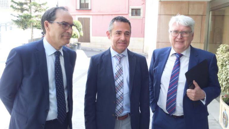 El presidente del Elche C.F. Diego García, entre el consejero César Nohales y el secretario general Juan Pascual