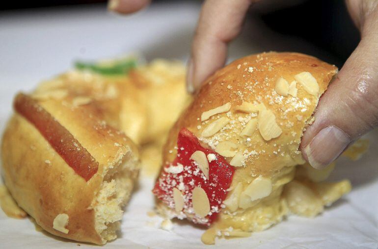 Detalle de un roscón de Reyes, típico dulce navideño que inunda en estos días escaparates de pastelerías y cafeterías de todas las ciudades del país. EFE/Víctor Lerena