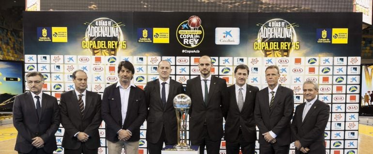 GRA148. LAS PALMAS DE GRAN CANARIA (Canarias), 19/01/2015.- (i-d) Los representates de los equipos que disputarán la 79 edición de la Copa del Rey de Baloncesto, Joan Creus (F.C Barcelona), esús Aznar (Cai Zaragoza), Jordi Villacamapa (Fiat Juventud), Alberto Herreros (Real Madrid), Carlos Jiménez (Unicaja), Xabier Davalill (Bilbao Basket), Juan Ramón Marrero (Herbalife Gran Canaria) y Jesús Villareal (Valencia Basket), posan junto al trofeo que se disputarán en la isla entre los próximos días 19 y 22 de febrero, tras la celebración hoy del sorteo de los emparejamientos. EFE/Ángel Medina G.