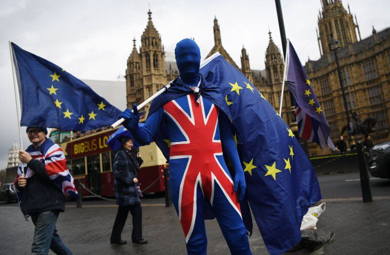 Partidarios de la permanencia del Reino Unido en la Unión Europea protestan a las puertas del Parlamento en Londres (Reino Unido) hoy, 29 de marzo de 2018