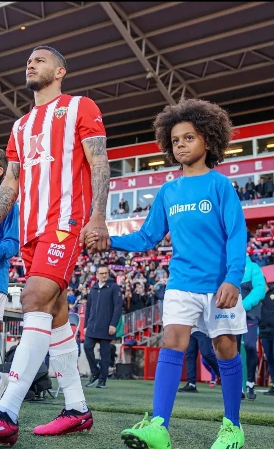 Neil sale al campo con Luis Suárez máximo goleador del Almería.