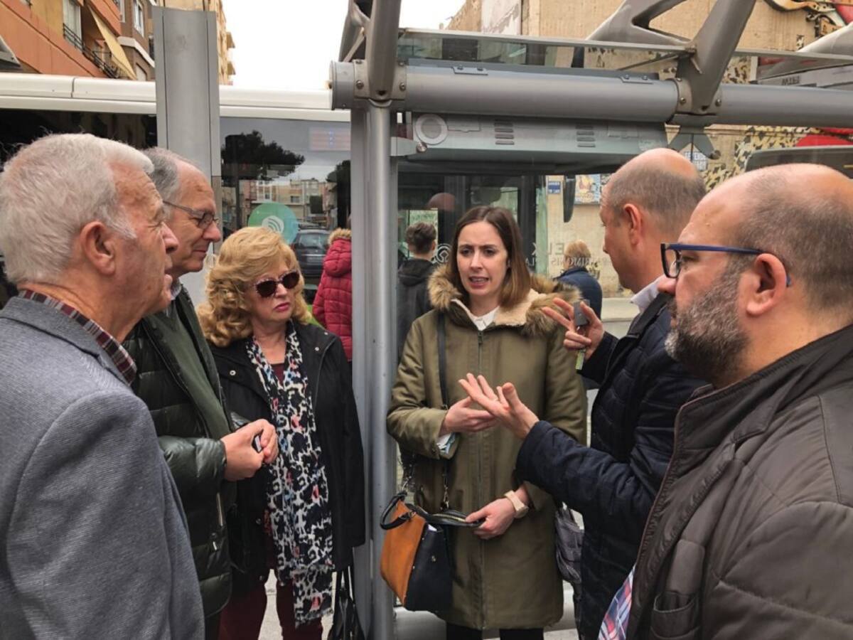 Dos nuevas marquesinas sonoras facilitan el acceso de las personas invidentes al autobús urbano