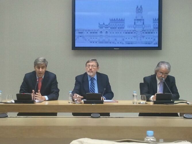 David Ortega, UPyD, Jaime Lissavetzky, PSOE, y Ángel Pérez, IU, en el Palacio de Cibeles