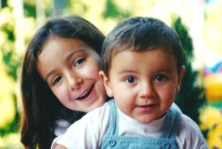 Itziar y su hermano Javier de pequeños