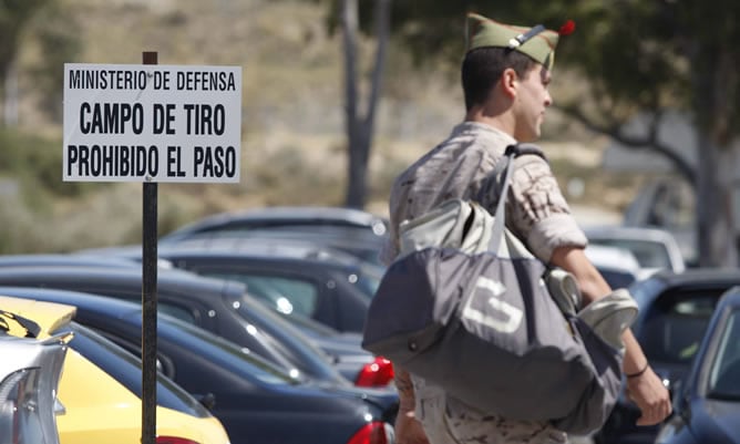 Un legionario sale de la zona restringida del cuartel de la Legión Álvarez Sotomayor de Viator (Almería).