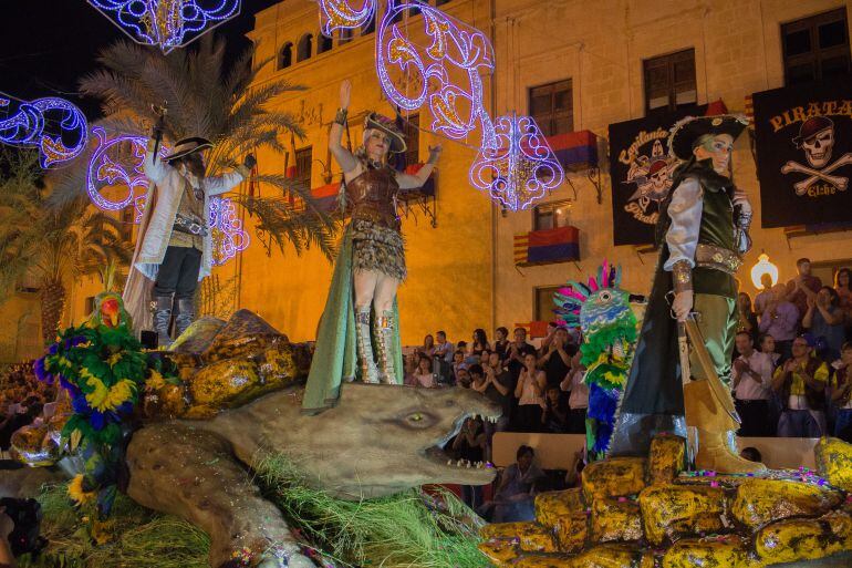 El Capitán Cristiano a su paso por la plaza de Baix