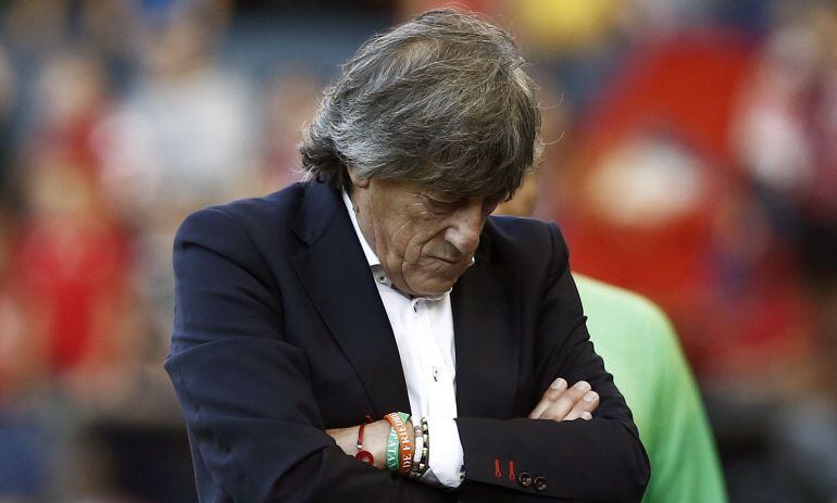 Enrique Martín Monreal, durante un encuentro en el banquillo de Osasuna