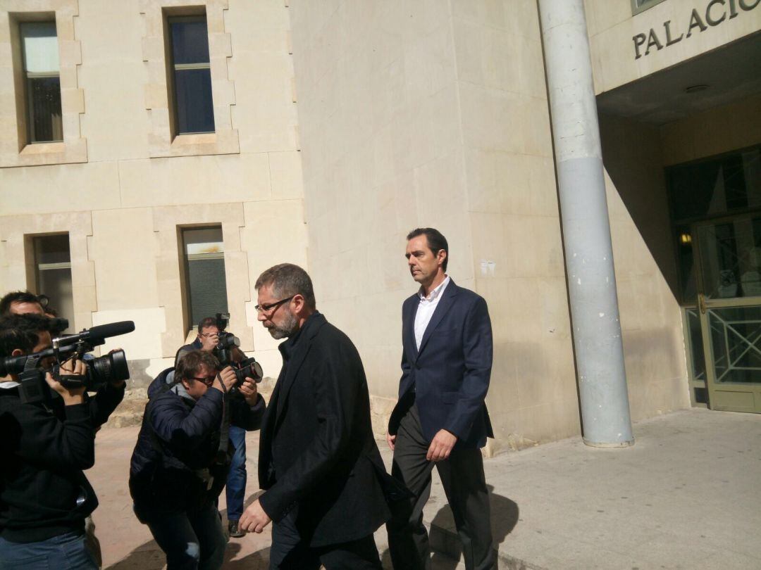 Miguel López, yerno de la víctima del Caso Sala, saliendo de los juzgados en una imagen de archivo