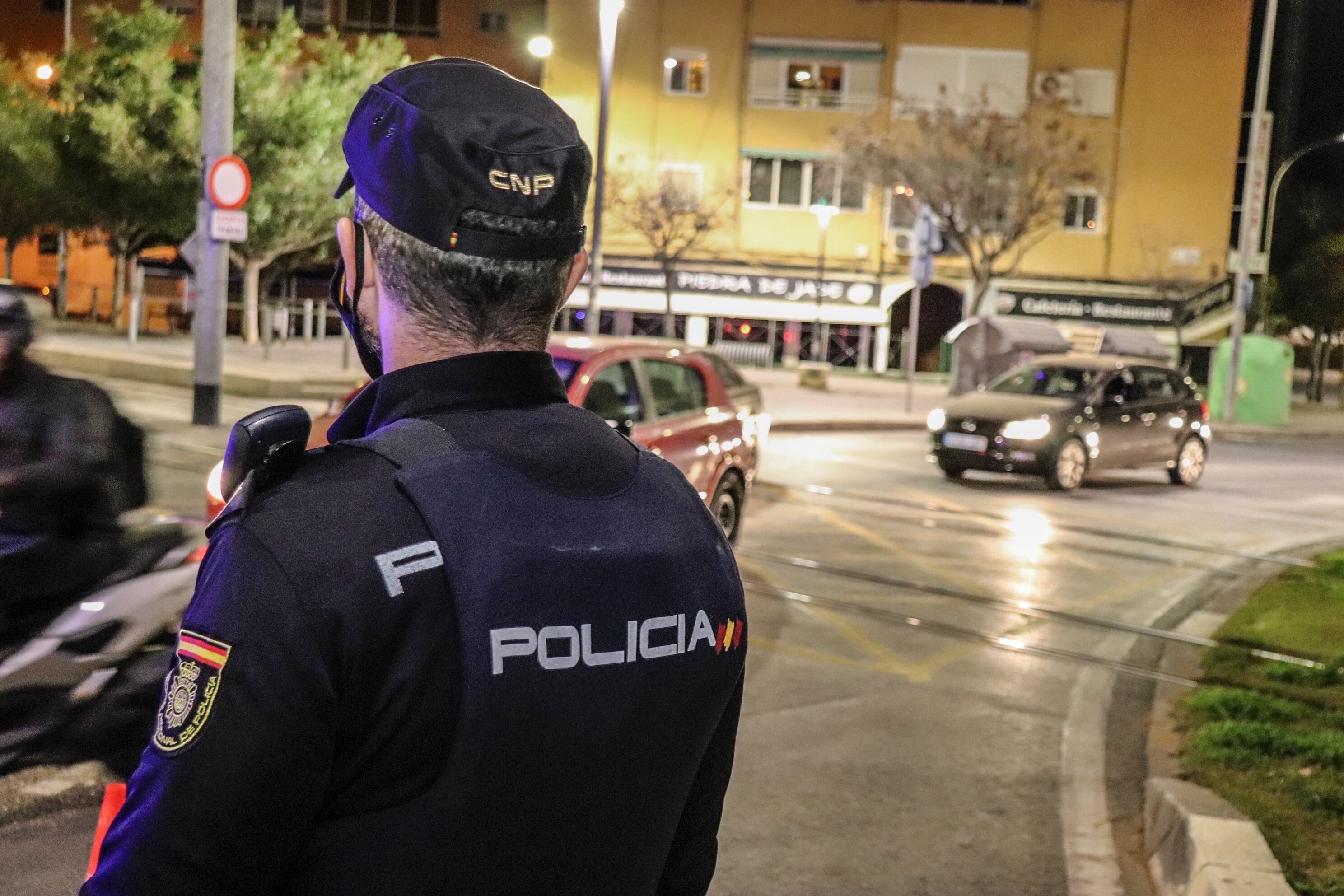 Un policía nacional vigila un control en el centro de Alicante
