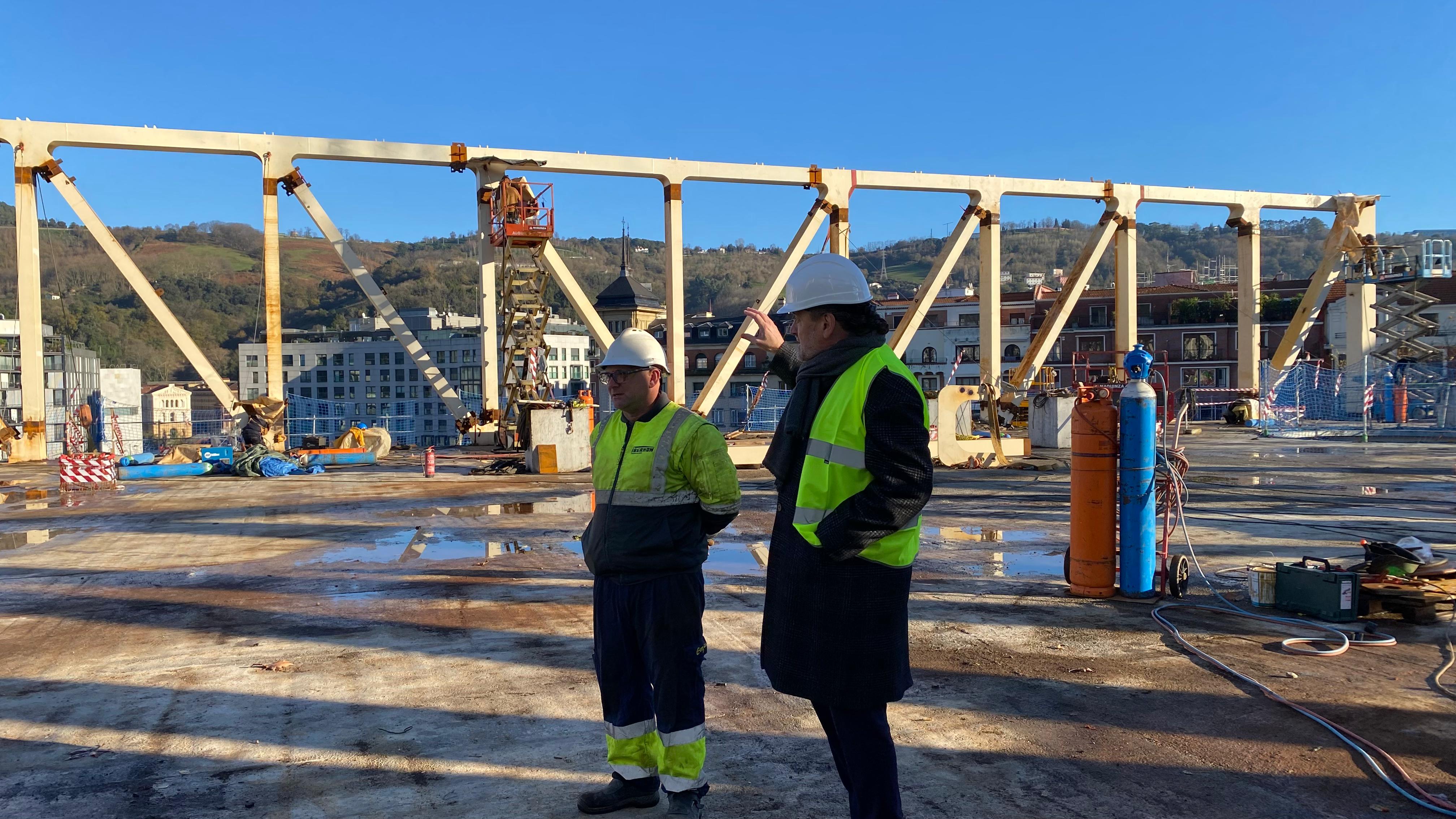 Miguel Zugaza, director del museo, junto a uno de los operarios encargados de las labores de soldadura en la que será la planta principal de la ampliación.