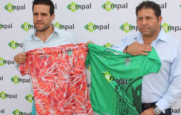 Las dos equipaciones del CD Guijuelo para la temporada que arranca.