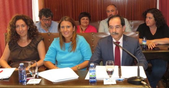 Lola Serna, en el centro, durante una sesión plenaria en el mes de junio