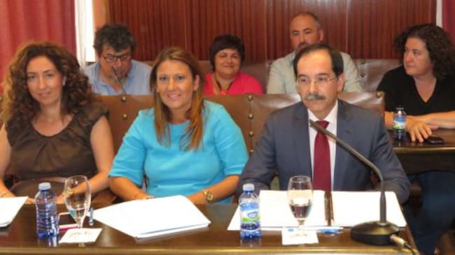 Lola Serna, en el centro, durante una sesión plenaria en el mes de junio