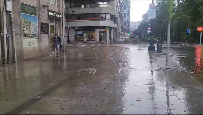 Inundaciones en calle Colón y Praza de Compostela por la borrasca de octubre 2023