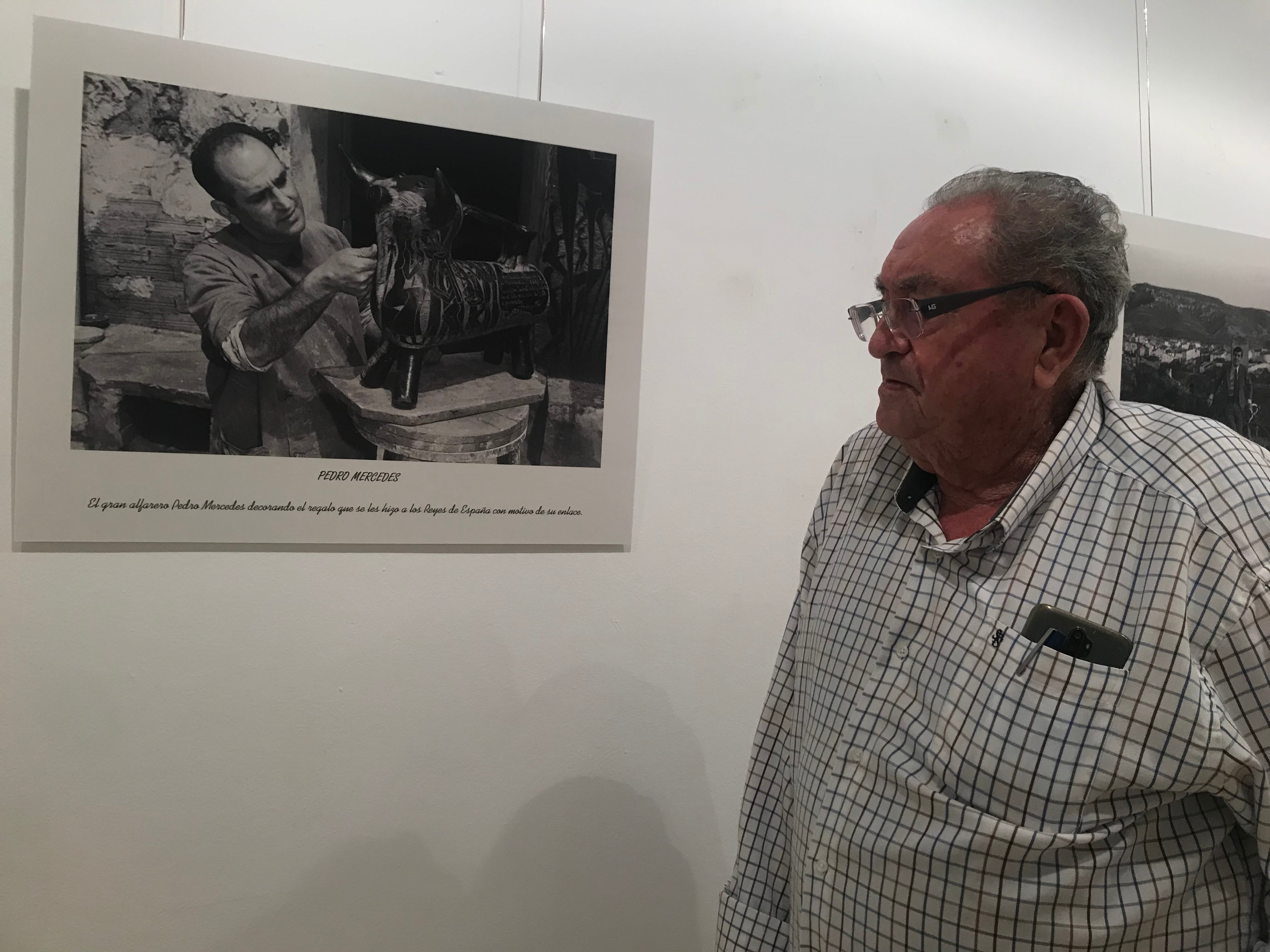 Antonio Texeda junto a la foto que le hizo al ceramista Pedro Mercedes.