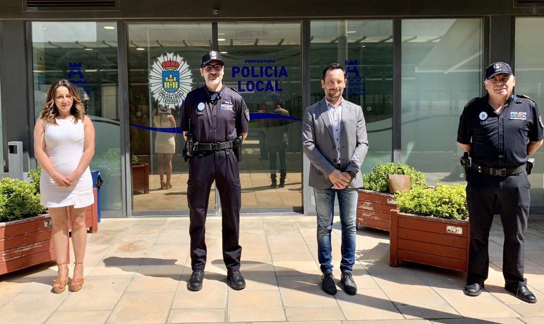 Fermín Cárcel junto a los representantes municipales