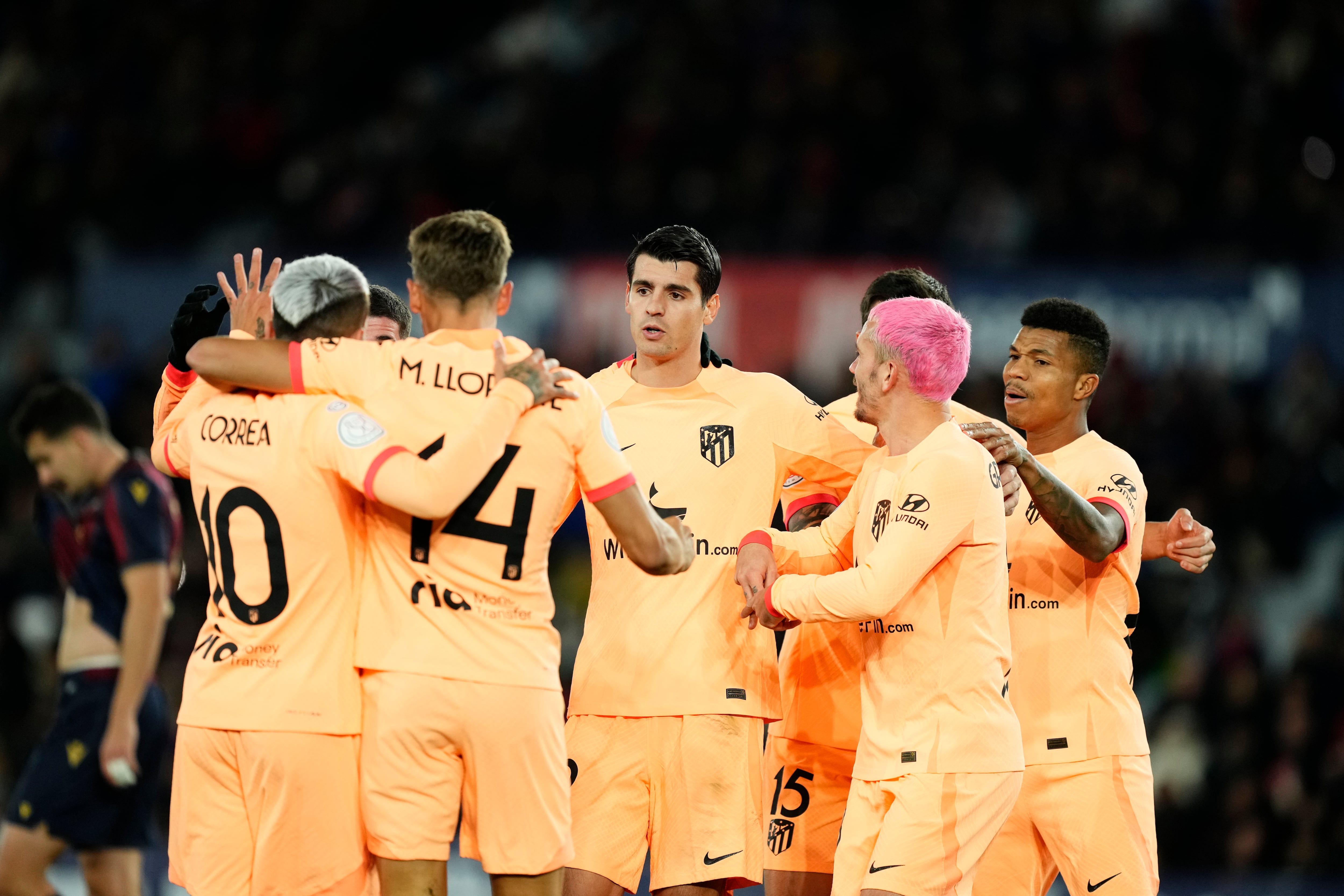 Los jugadores del Atlético de Madrid celebran el tanto de Álvaro Morata.