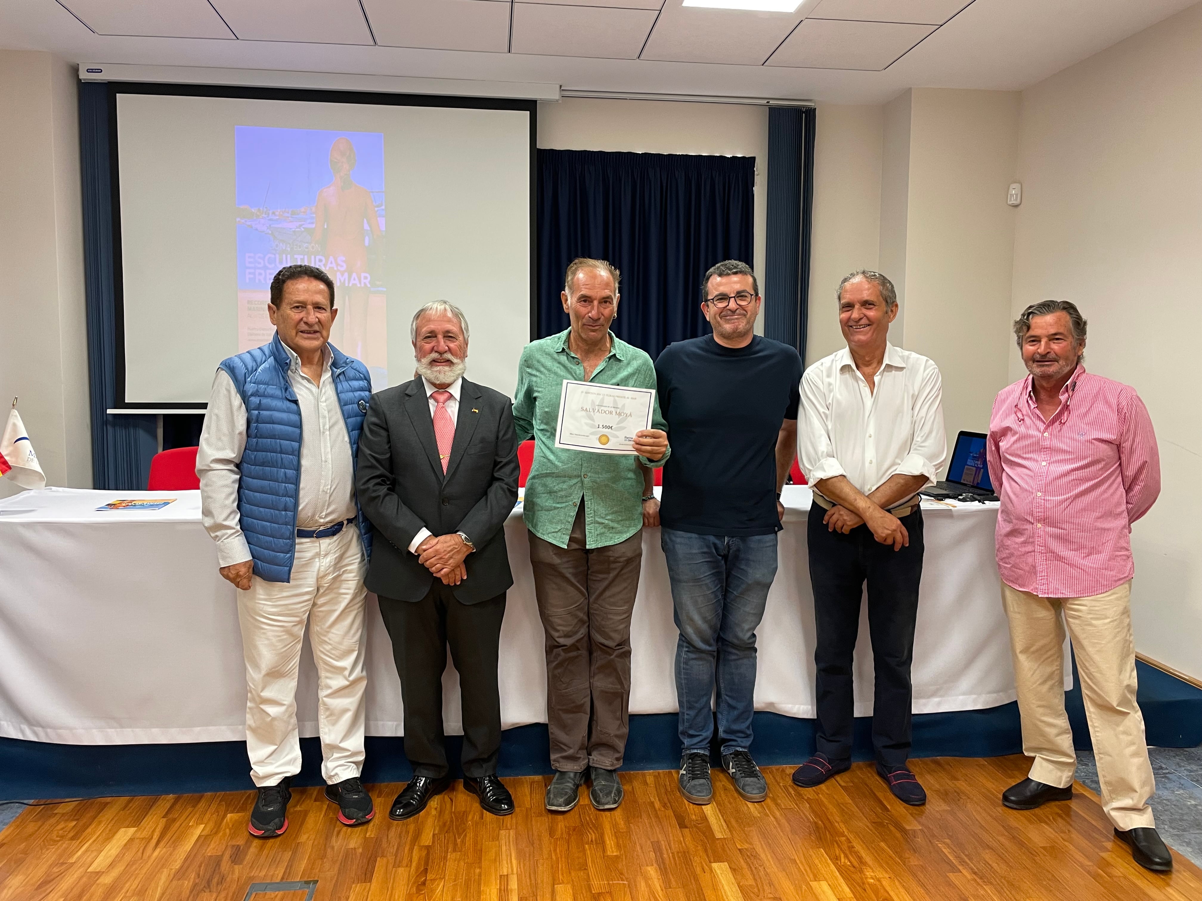 El ganador del primer premio, Salvador Mollà, con la organización y miembros del jurado.