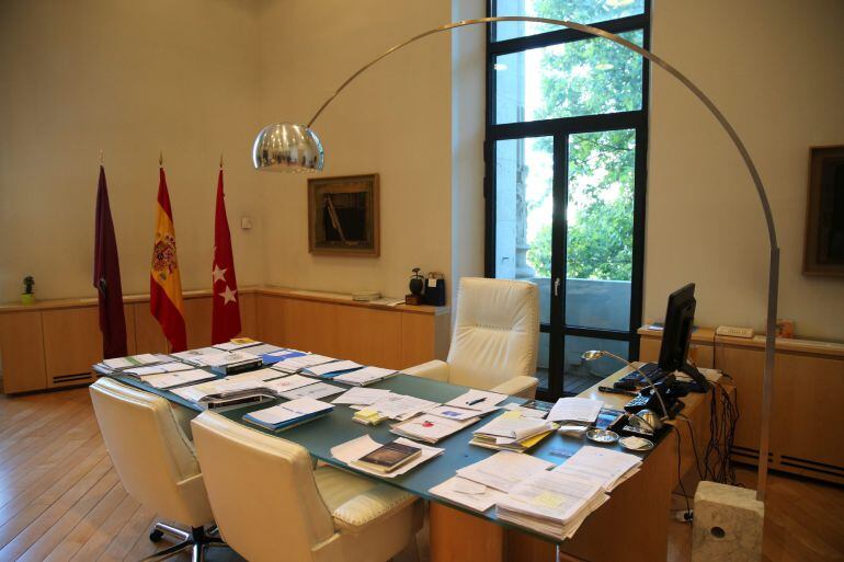 GRA020. MADRID, 20/09/2015.- El Ayuntamiento de Madrid ha abierto las puertas del Palacio de Cibeles este domingo en una jornada sin precedentes para que los madrileños puedan acceder libremente a la Galería de Cristal y realizar una visita guiada a las dependencias de la Alcaldía, incluido el despacho de la regidora Manuela Carmena (en la foto). EFE/Mariscal