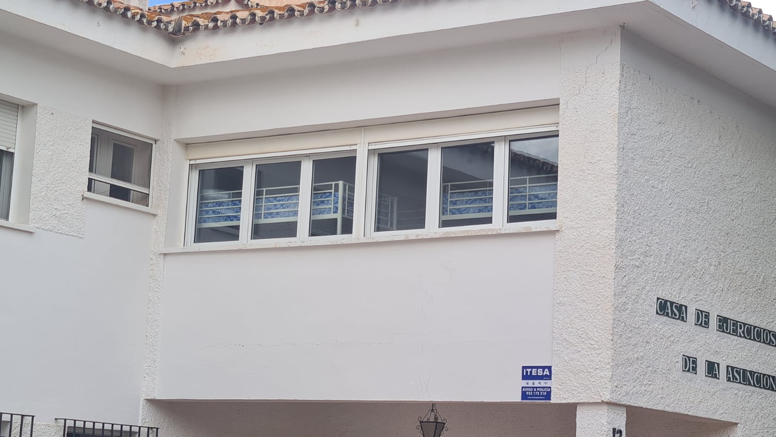 Las camas habilitadas en el centro se pueden ver desde el exterior del inmueble